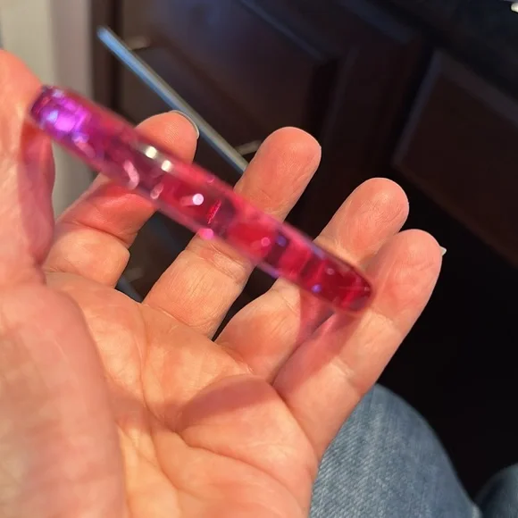 Plastic rounded triangle Barbie pink bangle - Picture 6 of 10